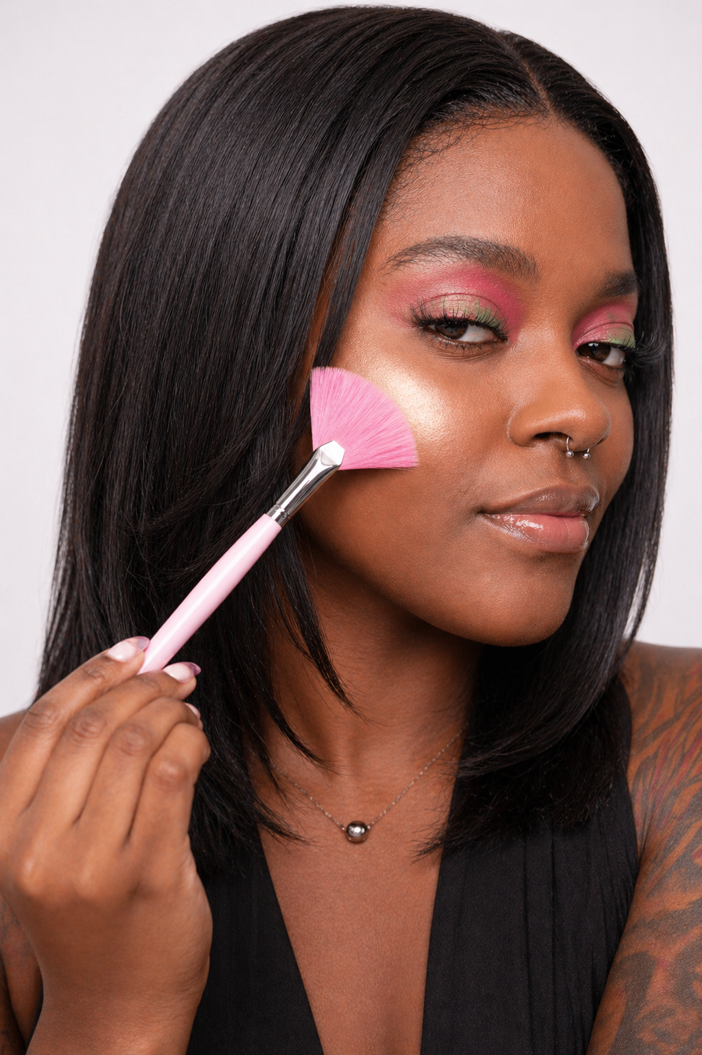 Glow Pour Fan Brush Soft Highlight & Powder Makeup Brush