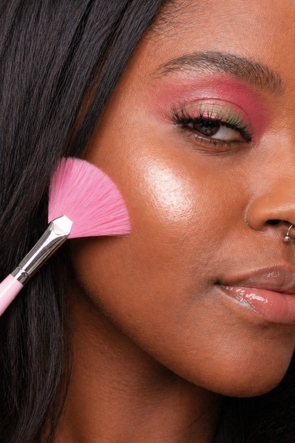 Glow Pour Fan Brush Soft Highlight & Powder Makeup Brush